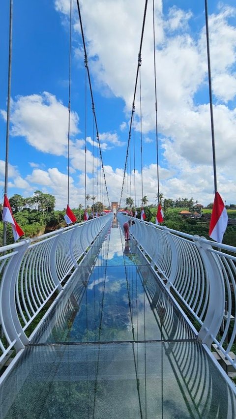 Indonesia Punya Jembatan Kaca Terpanjang di Asia Tenggara, Bikin Jantung Deg-degan tapi Pemandangannya Indah Banget