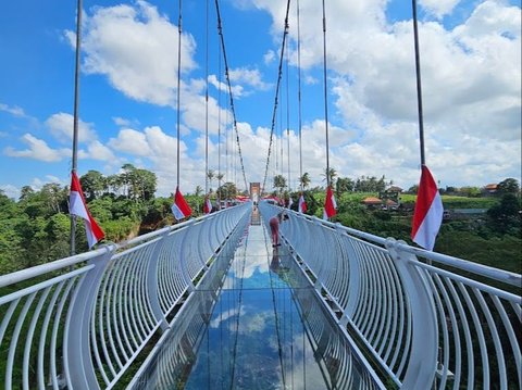 Indonesia Punya Jembatan Kaca Terpanjang di Asia Tenggara, Bikin Jantung Deg-degan Tapi Pemandangannya Indah Banget