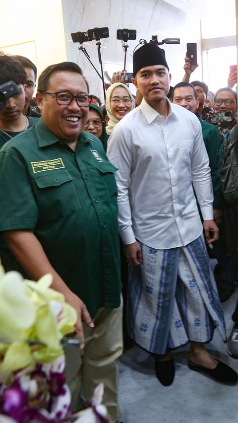 FOTO: Sarungan, Ketua Umum PSI Kaesang Pangarep Silaturahmi ke Markas PKB, Cak Imin Sumringah Sambut Kedatangannya