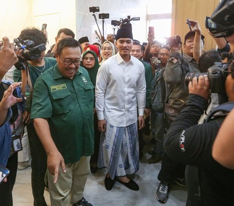 FOTO: Sarungan, Ketua Umum PSI Kaesang Pangarep Silaturahmi ke Markas PKB, Cak Imin Sumringah Sambut Kedatangannya