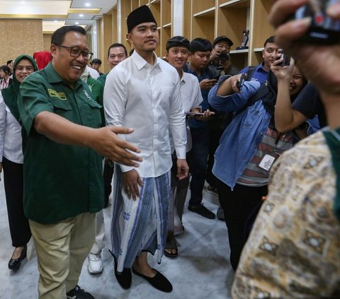 FOTO: Sarungan, Ketua Umum PSI Kaesang Pangarep Silaturahmi ke Markas PKB, Cak Imin Sumringah Sambut Kedatangannya