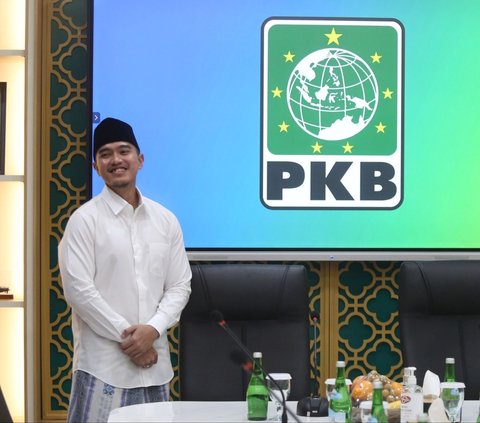 FOTO: Sarungan, Ketua Umum PSI Kaesang Pangarep Silaturahmi ke Markas PKB, Cak Imin Sumringah Sambut Kedatangannya