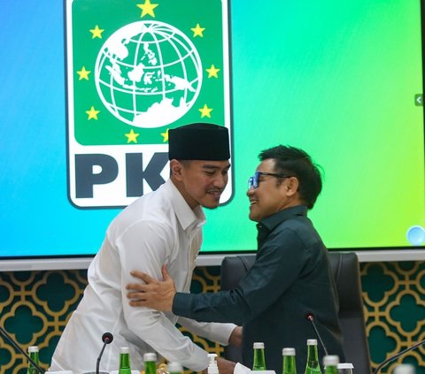 FOTO: Sarungan, Ketua Umum PSI Kaesang Pangarep Silaturahmi ke Markas PKB, Cak Imin Sumringah Sambut Kedatangannya