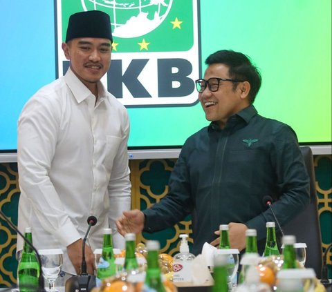 FOTO: Sarungan, Ketua Umum PSI Kaesang Pangarep Silaturahmi ke Markas PKB, Cak Imin Sumringah Sambut Kedatangannya