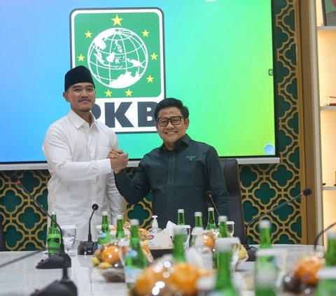 FOTO: Sarungan, Ketua Umum PSI Kaesang Pangarep Silaturahmi ke Markas PKB, Cak Imin Sumringah Sambut Kedatangannya