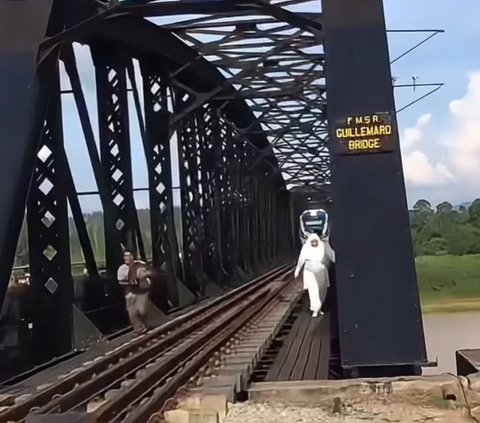 Prewedding Photo by the Train Tracks, Bride and Groom Nearly Hit by a Train, Netizens: 'Honeymoon Plans in the Next Realm'