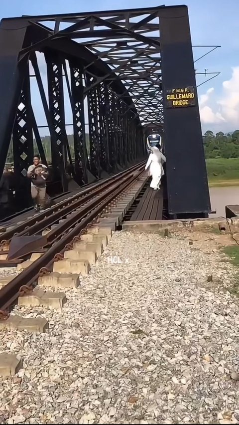 Prewedding Photo by the Train Tracks, Bride and Groom Nearly Hit by a Train, Netizens: 'Honeymoon Plans in the Next Realm'