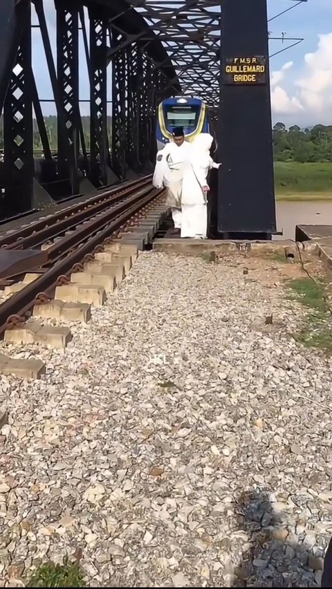 Prewedding Photo by the Train Tracks, Bride and Groom Nearly Hit by a Train, Netizens: 'Honeymoon Plans in the Next Realm'