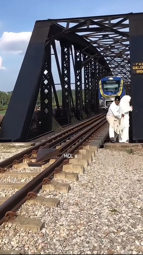 Prewedding Photo by the Train Tracks, Bride and Groom Nearly Hit by a Train, Netizens: 'Honeymoon Plans in the Next Realm'