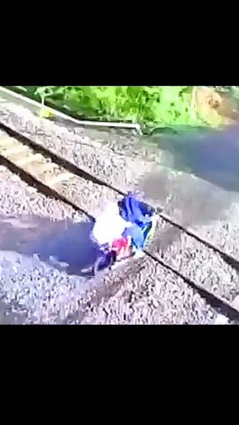 Tense Moments as Rider Nearly Hit by Train, Motorcycle Stuck on Tracks