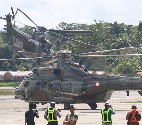 Sejumlah helikopter TNI AU bersiap lepas landas saat dikerahkan dalam operasi evakuasi jenazah pilot Selandia Baru, Glen Malcolm Conning di Bandara Mozes Kilangin, Timika, Provinsi Papua Tengah, pada Selasa (6/8/2024). Glen Conning, yang merupakan penerbang helikopter PT Intan Angkasa Air Service, sebelumnya disandera, dibunuh dan dibakar Kelompok Kriminal Bersenjata (KKB) pada Senin (5/8) sekitar pukul 10.00 WIT. Foto: Sevianto Pakiding/AFP