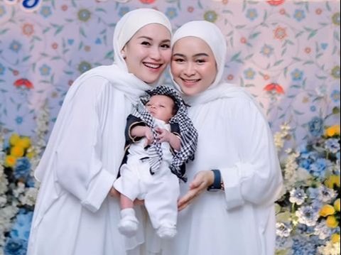 Foto-foto Acara Aqiqah Anak Kedua Syifa Adik Ayu Ting Ting, Semua Kompak dalam Balutan Busana Putih