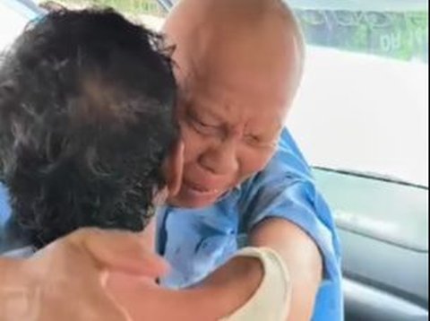 Taxi Driver's Quick Moment to Help a Friend Who Suddenly Fell Ill on the Road, Embraced While Holding Back Tears