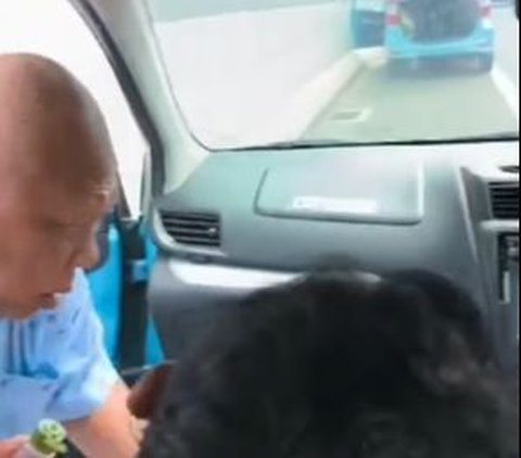 Taxi Driver's Quick Moment to Help a Friend Who Suddenly Fell Ill on the Road, Embraced While Holding Back Tears