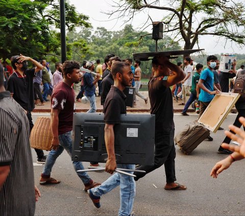 FOTO: Aksi Pengunjuk Rasa Serbu Rumah PM Bangladesh, TV hingga Perabotan Dijarah