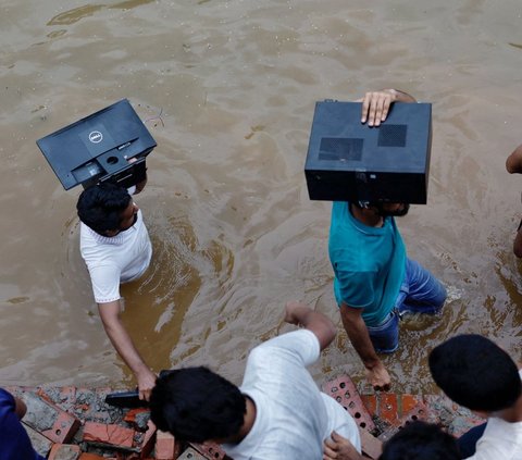 FOTO: Aksi Pengunjuk Rasa Serbu Rumah PM Bangladesh, TV hingga Perabotan Dijarah