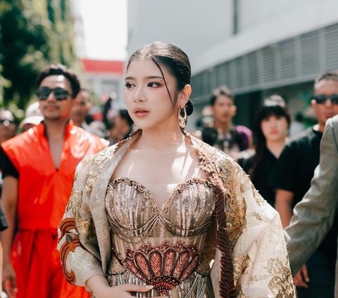 Cantik Bak Ratu, ini Deretan Foto Tiara Andini yang Tampil di Jember Fashion Carnaval 2024