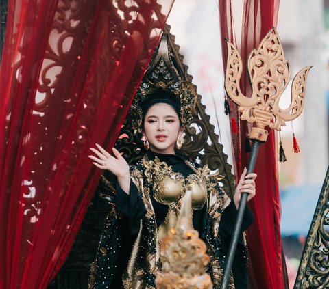 Cantik Bak Ratu, ini Deretan Foto Tiara Andini yang Tampil di Jember Fashion Carnaval 2024