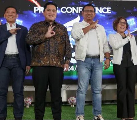 Dari kiri-kanan: Direktur Utama PT Liga Indonesia Baru (LIB) Ferry Paulus bersama Ketua Umum Persatuan Sepakbola Seluruh Indonesia (PSSI) Erick Thohir, Wakil Direktur Utama PT Bank Rakyat Indonesia (Persero) Tbk Catur Budi Harto dan Direktur Surya Citra Media (SCM) Harsiwi Achmad usai memberikan keterangan terkait penyelenggaraan BRI Liga 1 2024-2025 di di Auditorium Brilian Center BRI, Jakarta, Selasa (6/8/2024). Foto: Liputan6.com/Herman Zakharia