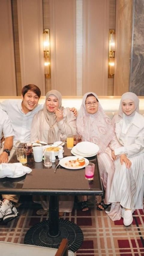 Dirayakan di Restoran Mewah, 7 Foto Ulang Tahun Lesti Kejora Bersama Suami dan Dua Keluarga Besar