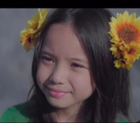 8 Portraits of Gempita, the Child of Gading Marten and Gisella, as Models in the Music Video for the Song 'Gala Bunga Matahari'