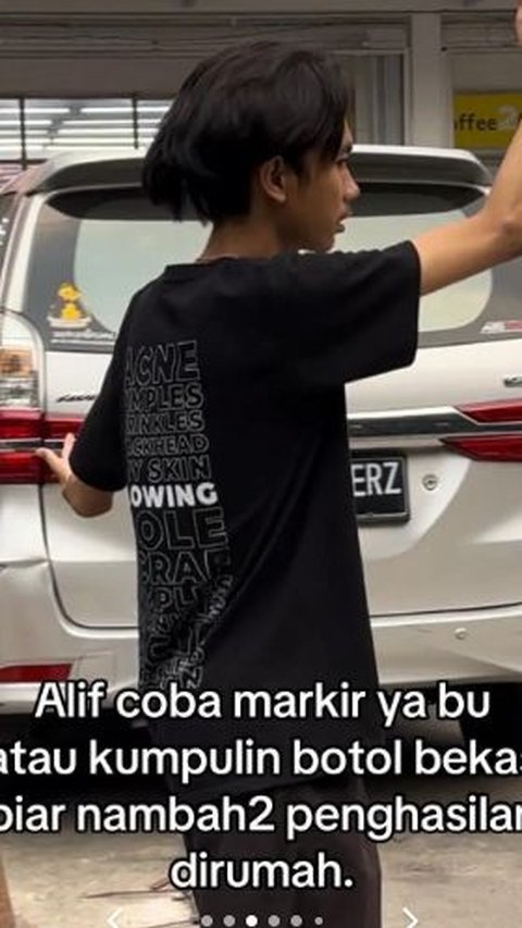 Mulai dari menjadi tukang parkir hingga mengumpulkan botol-botol bekas untuk ia tukar dengan uang.