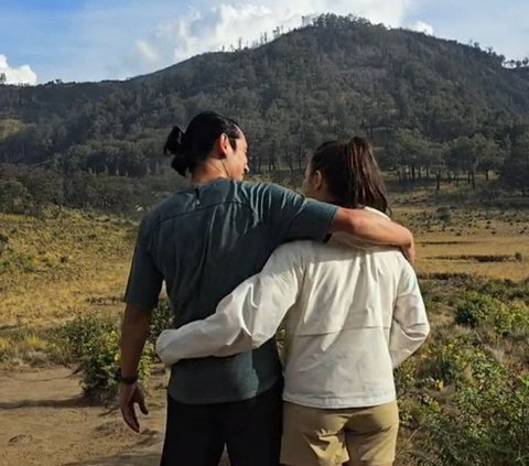 10 Photos of Angela Gilsha's Romantic Vacation in the Mountains with a Handsome Man