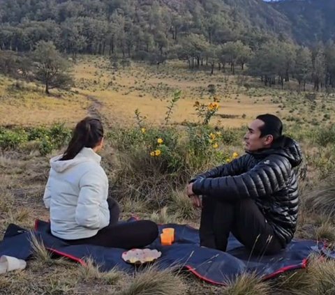 10 Photos of Angela Gilsha's Romantic Vacation in the Mountains with a Handsome Man