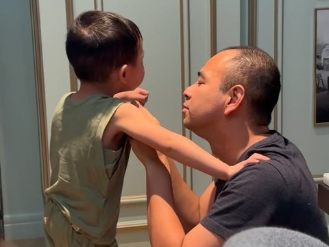 Kocak! Momen Raffi Ahmad Salah Pasang Baju Rayyanza Malah Kebalik, Bikin Netizen Tertawa