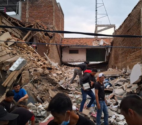 Moments Before a 3-Story House in Bandung Collapses to the Ground