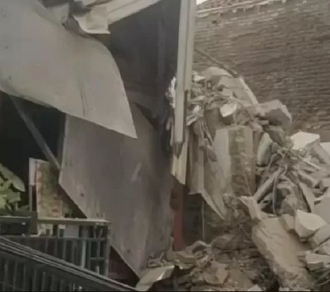 Moments Before a 3-Story House in Bandung Collapses to the Ground