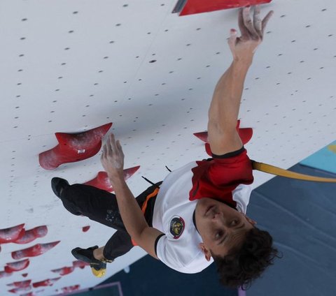 Atlet panjat tebing Indonesia Veddriq Leonardo beraksi dalam babak kualifikasi nomor speed putra pada Olimpiade Paris 2024 di Le Bourget Sport Climbing Venue, Paris, Prancis, pada 6 Agustus 2024. Veddriq berhasil lolos ke babak perempat final setelah menunjukkan penampilan impresifnya. Foto: AFP