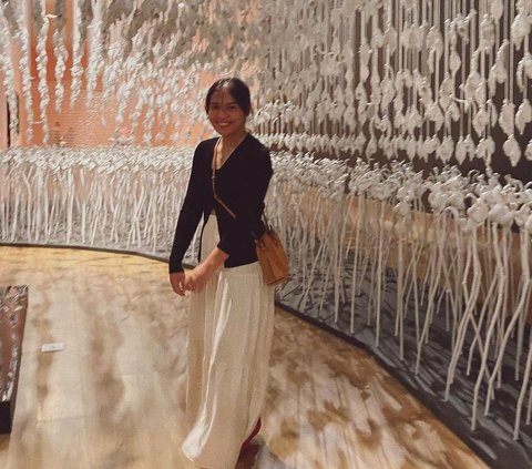 10 Romantic Photos of Gregoria Mariska Tanjung, Museum Date with Mikha Angelo