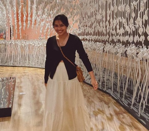 10 Romantic Photos of Gregoria Mariska Tanjung, Museum Date with Mikha Angelo