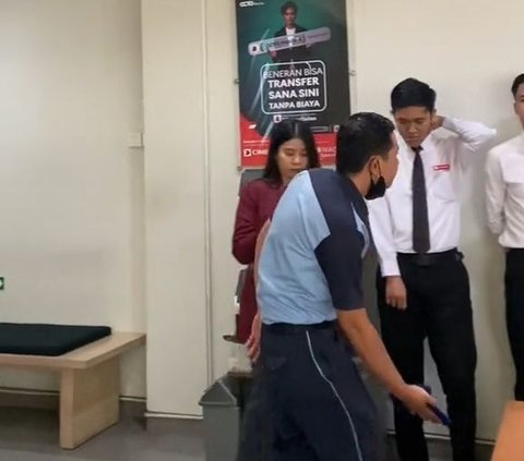 Nervousness Gathered Together with Employees, Office Boy Surprised and Touched by Birthday Surprise, Netizens: 'Humanizing Humans'