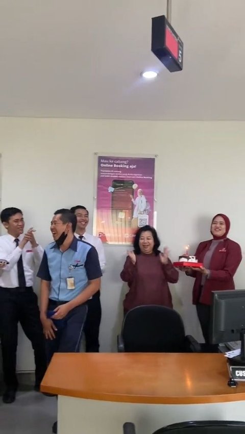 Nervousness Gathered Together with Employees, Office Boy Surprised and Touched by Birthday Surprise, Netizens: 'Humanizing Humans'