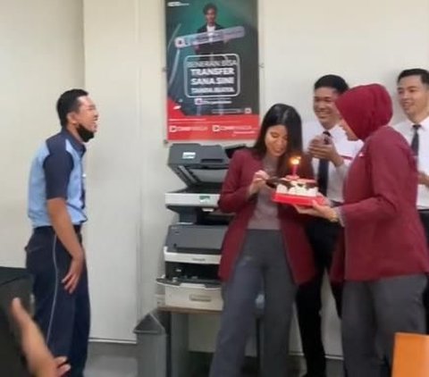 Nervousness Gathered Together with Employees, Office Boy Surprised and Touched by Birthday Surprise, Netizens: 'Humanizing Humans'