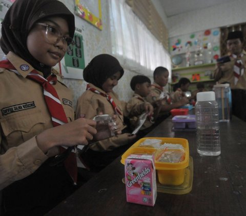 Sejumlah siswa menyantap Makan Bergizi Gratis di SDN 05 dan 07 Cipinang Melayu, Jakarta, Kamis (7/8/2024). Kegiatan ini merupakan uji coba atau simulasi program Makan Bergizi Gratis yang dicanangkan pasangan Presiden dan Wakil Presiden terpilih, Prabowo Subianto dan Gibran Rakabuming Raka. Foto: Merdeka.com/Imam Buhori<br>