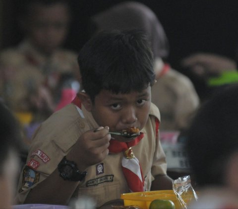 FOTO: Lahapnya Siswa SD di Jakarta Santap Makan Bergizi Gratis, Ini Menunya!