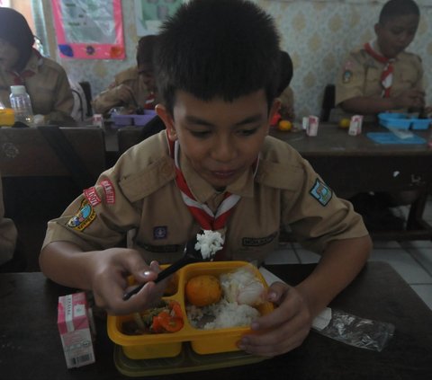 FOTO: Lahapnya Siswa SD di Jakarta Santap Makan Bergizi Gratis, Ini Menunya!