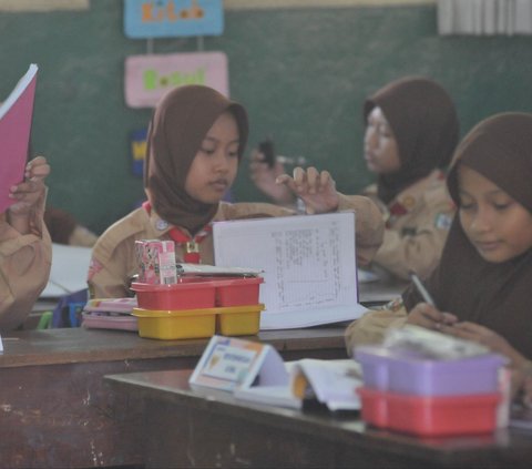 FOTO: Lahapnya Siswa SD di Jakarta Santap Makan Bergizi Gratis, Ini Menunya!