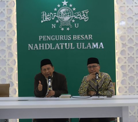 Politikus Partai NasDem yang juga kader Nahdlatul Ulama (NU), Effendy Choirie atau Gus Choi (kiri) didampingi Ketua Lembaga Ta'lif wan Nasyr Pengurus Besar Nahdlatul Ulama (LTN PBNU) Ishaq Zubaedi Raqib memberikan keterangan saat konferensi pers di Kantor DPP PBNU, Jakarta, Rabu (7/8/2024). Gus Choi memenuhi panggilan PBNU terkait perseteruan antara PBNU dengan Partai Kebangkitan Bangsa (PKB). Foto: Merdeka.com/Arie Basuki