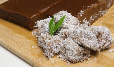 5. Aduk Dodol Ketan dengan Konsisten