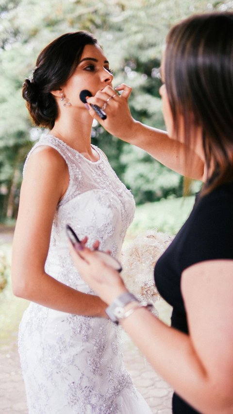 Client Makeup Expert, It Turns Out MUA Struggles to Make Their Own Makeup Last Long