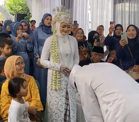 Viral! The Groom Cries Sobbing When He Sees His Wife, The Reason Makes Everyone Emotional and Tearful