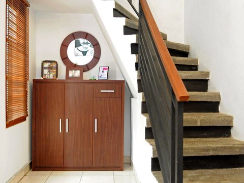 Bentuk Tangga Rumah Minimalis Gaya Retro Elegan<br>