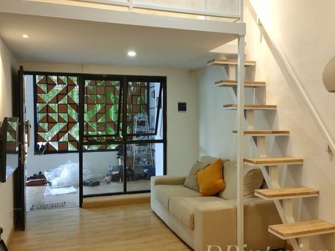 Bentuk Tangga Rumah Minimalis dengan Sofa di Bawahnya<br>