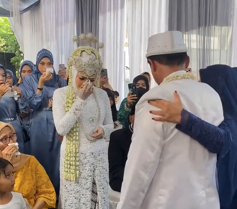 Viral! The Groom Cries Sobbing When He Sees His Wife, The Reason Makes Everyone Emotional and Tearful