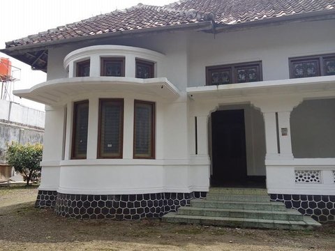 Desain Rumah Belanda dengan Jendela Panel Kaca Lebar