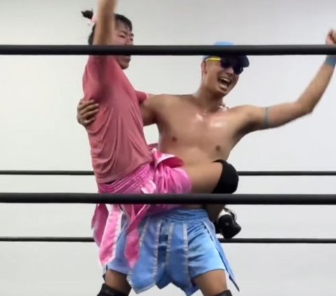 Unique Gender Reveal, Using Wrestling Match to Announce Baby's Gender